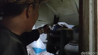 Rumah-rumah di Kampung Pulo juga, memiliki dapur seperti rumah pada umumnya. Yang menjadi unik, warga di Kampung Pulo masih menggunakan kayu bakar, atau suluh untuk memasak makanan. Di bagian samping dapur, ada sebuah bangunan kecil bernama goah. Goah atau gudang ini, biasanya digunakan untuk menyimpan hasil tani.