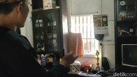 Kendati masih sarat akan budaya, tapi masyarakat di Kampung Pulo juga mengikuti perkembangan zaman. Hal tersebut, dibuktikan dengan adanya barang-barang elektronik di rumah mereka. Seperti lemari es, televisi, hingga ponsel pintar. Bahkan, saat ini, banyak juga remaja keturunan Kampung Pulo, yang bersekolah hingga meraih gelar sarjana.