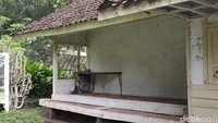 Bangunan yang ada, masih berbentuk sama dengan ketika pertama kali didirikan. Rumah-rumah warga di sana, masih otentik dan tak banyak perubahan. Perbedaan yang paling mencolok, adalah pada atap. Rumah kuncen, masih mempertahankan ijuk sebagai atap. Sedangkan warga yang lain menggunakan genting. Hanya itu saja, perbedaannya. Rumah-rumah warga di Kampung Pulo, terbagi ke dalam 6 bagian. Pertama, adalah serambi muka, atau tepas. Ruangan terbuka yang berada di bagian paling depan rumah itu, biasanya sering digunakan warga, untuk ngariung atau berkumpul dan berinteraksi bersama tamu, atau masyarakat yang lain.