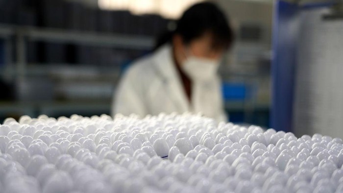 Kasus COVID-19 di China masih merajalela. Salah satu pabrik peralatan medis bekerja ekstra memproduksi termometer lebih banyak.