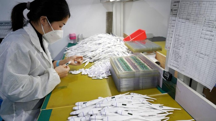 Kasus COVID-19 di China masih merajalela. Salah satu pabrik peralatan medis bekerja ekstra memproduksi termometer lebih banyak.