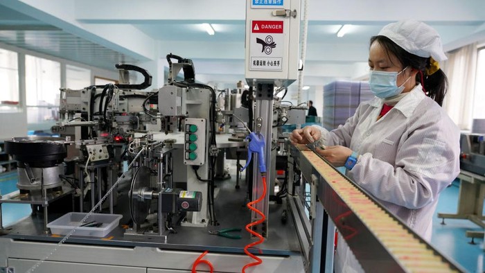 Kasus COVID-19 di China masih merajalela. Salah satu pabrik peralatan medis bekerja ekstra memproduksi termometer lebih banyak.