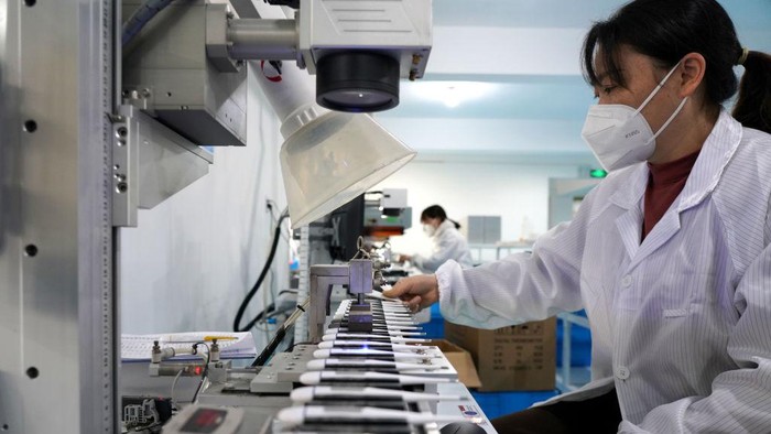 Intip Pabrik Produksi Termometer Ditengah COVID yang Masih Merajalela Kasus COVID-19 di China masih merajalela. Salah satu pabrik peralatan medis bekerja ekstra memproduksi termometer lebih banyak.