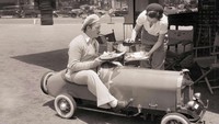 Mobil zaman dulu tentu saja tak seperti sekarang. Mewah di zamannya, begini potret aktor Hollywood menikmati layanan drive-thru club sandwich tahun 1933.