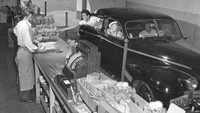 Tak hanya menu siap makan, tahun 1940 ada drive-thru untuk pengunjung belanja bahan makanan layaknya di supermarket. Lokasi foto ini di Los Angeles.