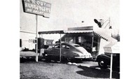 Tahun 1948, restoran burger In-N-Out membuka layanan drive-thru. Layanan ini langsung disukai pelanggan karena praktis.