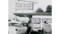Dua tahun berselang yaitu tahun 1950  In-N-Out menghadirkan fasilitas drive-thru dengan tampilan baru. Ada papan menu di depannya tuh!