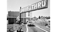 Di San Diego pada tahun 1960, restoran Jack-in-the-Box juga menghadirkan layanan drive-thru. Mereka terinspirasi kesuksesan restoran sebelumnya yang menerapkan layanan serupa.