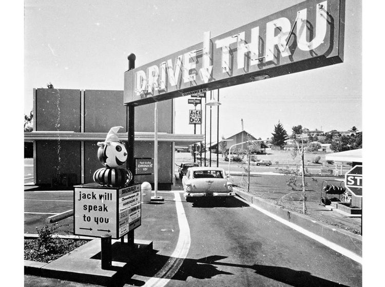Intip Yuk! Ini 10 Potret Layanan Drive-Thru Makanan pada Abad 20