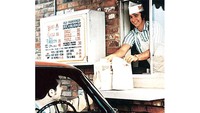 Tak kalah menarik, ini potret drive-thru di Wendys. Tampak makanannya sudah dikemas dalam kantong kertas.