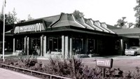Ini potret drive-thru McDonalds pertama di Inggris tahun 1986. Gerainya ada di Fallowfield, Manchester.