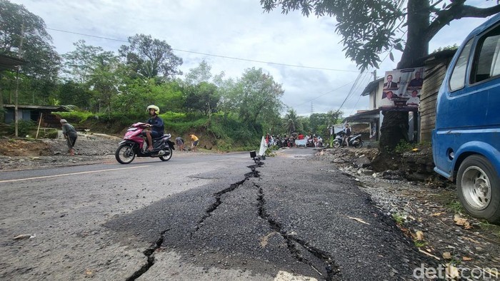 Jalan nasional di Sukabumi retak dan ambles.