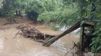 Jembatan Penghubung Kampung Di Trenggalek Putus Diterjang Banjir