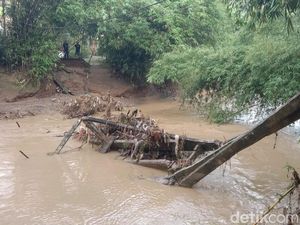 Jembatan Penghubung Kampung di Trenggalek Putus Diterjang Banjir