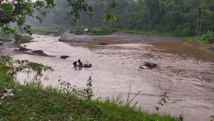 Tiga jip merapi terjebak aliran Kali Kuning.