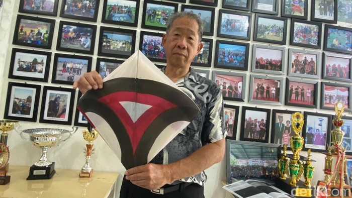 Juara dunia layang-layang dari Bandung, Lei Fie Kiat atau yang akrab disapa Akiat