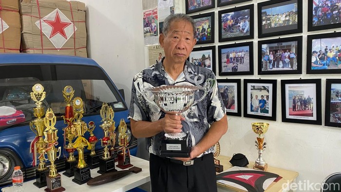 Juara dunia layang-layang dari Bandung, Lei Fie Kiat atau yang akrab disapa Akiat