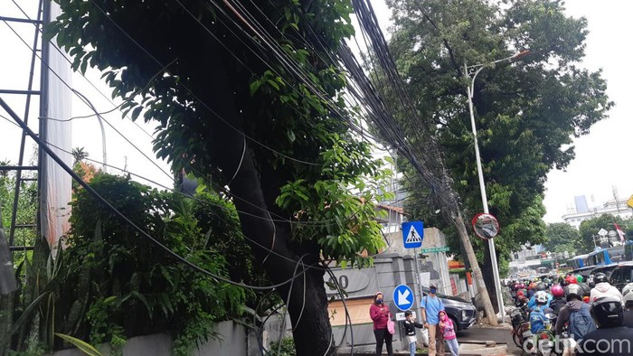 Kabel semrawut di Jl Mampang Prapatan Raya, 29 Desember 2022. (Danu Damarjati/detikcom)
