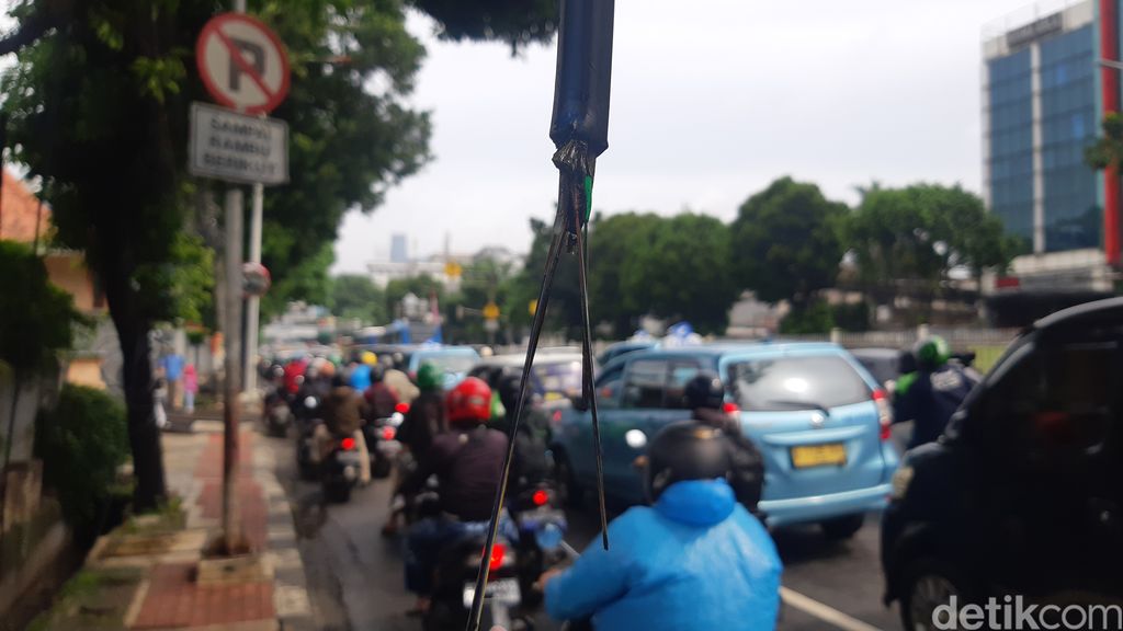 Kabel semrawut di Jl Mampang Prapatan Raya, 29 Desember 2022. (Danu Damarjati/detikcom)