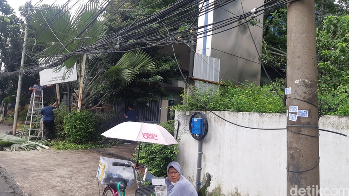 Kabel semrawut di Jl Mampang Prapatan Raya, 29 Desember 2022. (Danu Damarjati/detikcom)