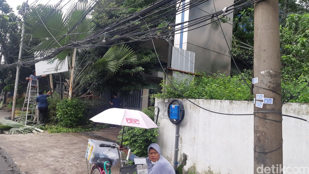 Kabel semrawut di Jl Mampang Prapatan Raya, 29 Desember 2022. (Danu Damarjati/detikcom)