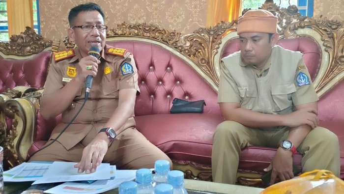 Kadis Sosial Kabupaten Bone Andi Mappangara memaparkan program 2023 yang akan memasangi stiker di rumah keluarga miskin.