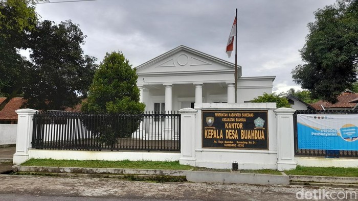 Kantor Desa Buahdua di Sumedang yang mirip Istana Presiden.