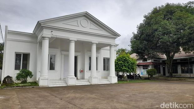Kantor Desa Buahdua di Sumedang yang mirip Istana Presiden.