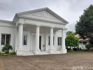 Arsitek Lokal di Balik Kemegahan Kantor Desa Kembaran Istana Presiden