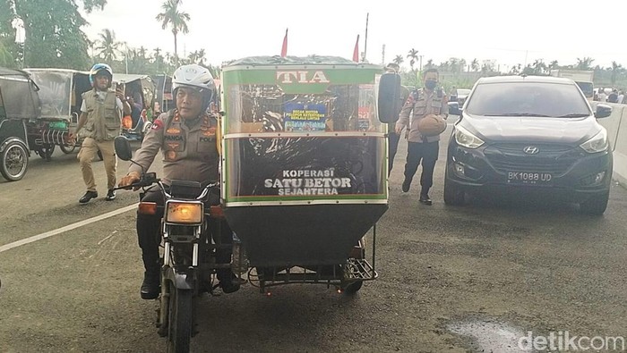 Kapolda Sumut Irjen Panca Putra Simanjuntak mengendarai betor.