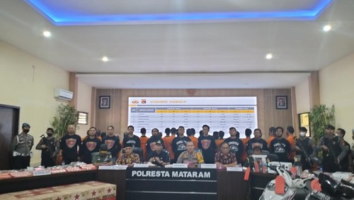 Kapolresta Mataram Kombes Mustofa dan Walikota Mataram Mohan Roliskana saat rilis kasus akhir tahun 2022 di Mapolres Kota Mataram, Kamis (29/12/2022).
