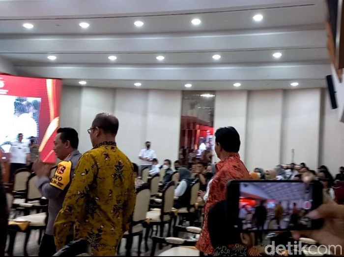 Kapolri Jenderal Listyo Sigit Prabowo mendatangi gedung KPU RI