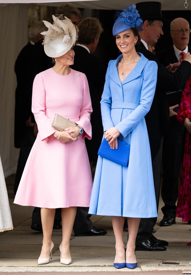 Di posisi ke-8, ada gaun Alexander McQueen berwarna biru yang menjadi andalan Kate Middleton untuk seremoni Order of the Garter pada Juni 2022. (Foto: WireImage/Pool/Samir Hussein)