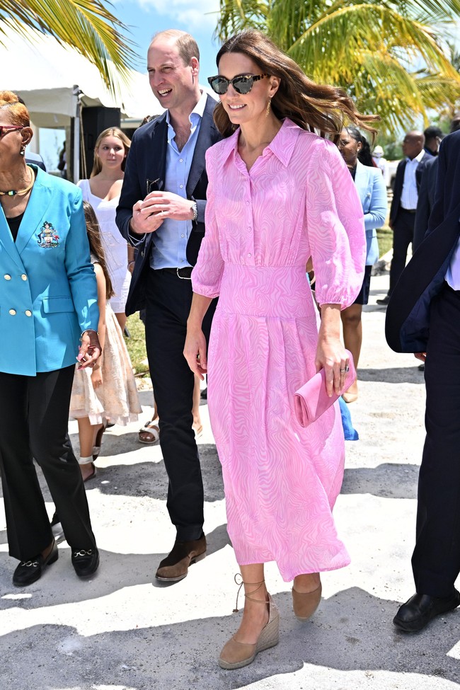 Gaun pink dari label Rixo yang dipakai Kate saat tur ke Carribean turut masuk daftar. Tercatat, gaun ini masuk urutan ke-6. (Foto: Wireimage/Samir Hussein)