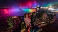 Saat malam hari air terjun akan diterangi lampu warna-warni dan membuat suasana semakin indah.  