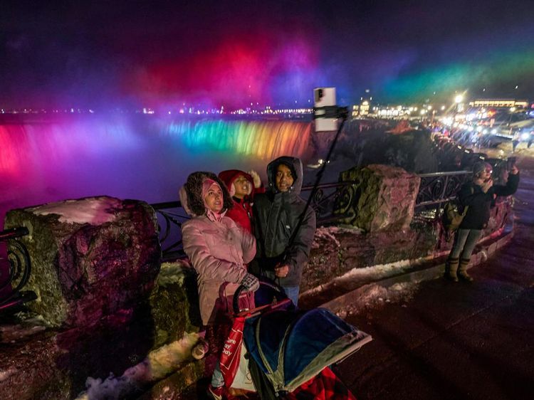 Keindahan Air Terjun di Kanada Saat Berpendar Cahaya Warna-warni