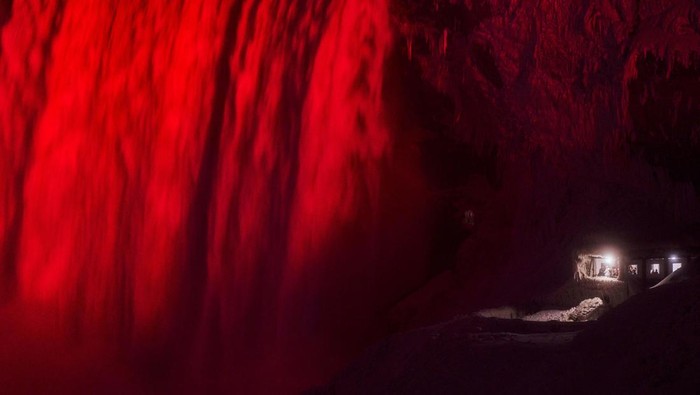Keindahan Air Terjun di Kanada Saat Berpendar Cahaya Warna-warni Tourists takes a selfie at the Horseshoe Falls in Niagara Falls, Ontario, on December 28, 2022. - Niagara Falls only saw a small amount of snow during the winter storm which hit the region late last week but Buffalo, only 40km away received an epic blast of lake effect snow. (Photo by Geoff Robins / AFP) (Photo by GEOFF ROBINS/AFP via Getty Images)