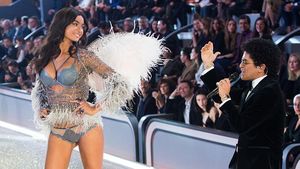 8 Foto Model Victorias Secret Pamer Gaya Tanpa Busana Usai Kena Body Shaming