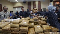 Petugas BNN menunjukan barang bukti narkota yang disita sepanjang tahun 2022.