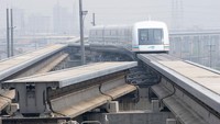 Teknologi Maglev memungkinkan kereta bisa melayang memanfaatkan gaya medan magnet antara sisi bawah badan kereta dengan lintasannya. Dengan kata lain, kereta ini tak menggunakan roda baja di atas rel baja layaknya kereta konvensional. James Leynse/Corbis/Getty Images  