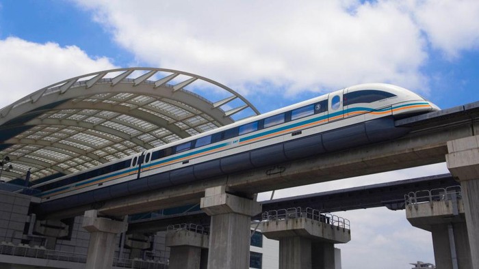 Kereta Tercepat di Dunia Melesat Tanpa Roda, Nih Wujudnya Shanghai Maglev Train, Shanghai, China. (Photo by Xiaoyang Liu/Construction Photography/Avalon/Getty Images)