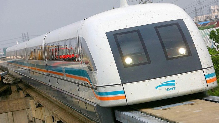 Kereta Tercepat di Dunia Melesat Tanpa Roda, Nih Wujudnya SHANGHAI, CHINA - JULY 24: (CHINA OUT) A maglev train approaches a station on July 24, 2006 in Shanghai, China. According to state media released on June 9, China may abandon the construction of the 4-billion-euro Shanghai-Hangzhou high-speed maglev line if talks with Germany on technical transfers and other issues fail. The Shanghai-Hangzhou maglev line will be the world's second commercial high-speed maglev track. Shanghai operates the world's only commercial maglev system on a 48.3-mile run between Shanghai's financial district and its Pudong airport. (Photo by China Photos/Getty Images)