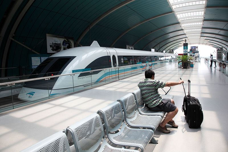 Kereta Tercepat di Dunia Melesat Tanpa Roda, Nih Wujudnya Passengers wait to board the Transrapid magnetic levitation (maglev) train at its station in Shanghai, China on 20 June 2009. A often criticized grand infrastructure pet project of the Shanghai government, the Shanghai maglev line is the only operational commercial one in the world, reaching speeds of up to 430KPH during its 33 kilometer journey connecting the City's Pudong Airport with the Longyang Road subway station on the edge of the city. (Photo by In Pictures Ltd./Corbis via Getty Images)