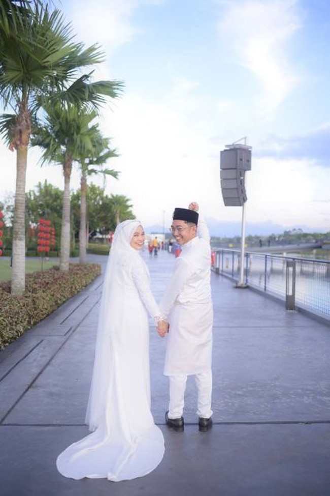 Selain itu, yang membuat Nasywaa kagum suaminya tidak suka bernada tinggi (membentak) karyawan. Dia juga bersyukur karena proses pernikahannya dipermudah dan keluarganya menerima dengan senang hati. Mama saya merestui pernikahan kami ini dan mama menerima suami masuk ke dalam keluarga. Saya lega dan juga kaget karena waktu zaman sekolah mama tidak memberikan izin pacaran. Tapi Alhamdulillah mama memberikan restu, pungkasnya. Foto: Dok. TikTok @Nur Iinaas Nasywaa.