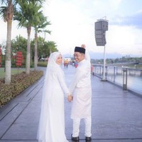 Selain itu, yang membuat Nasywaa kagum suaminya tidak suka bernada tinggi (membentak) karyawan. Dia juga bersyukur karena proses pernikahannya dipermudah dan keluarganya menerima dengan senang hati. Mama saya merestui pernikahan kami ini dan mama menerima suami masuk ke dalam keluarga. Saya lega dan juga kaget karena waktu zaman sekolah mama tidak memberikan izin pacaran. Tapi Alhamdulillah mama memberikan restu, pungkasnya. Foto: Dok. TikTok @Nur Iinaas Nasywaa.