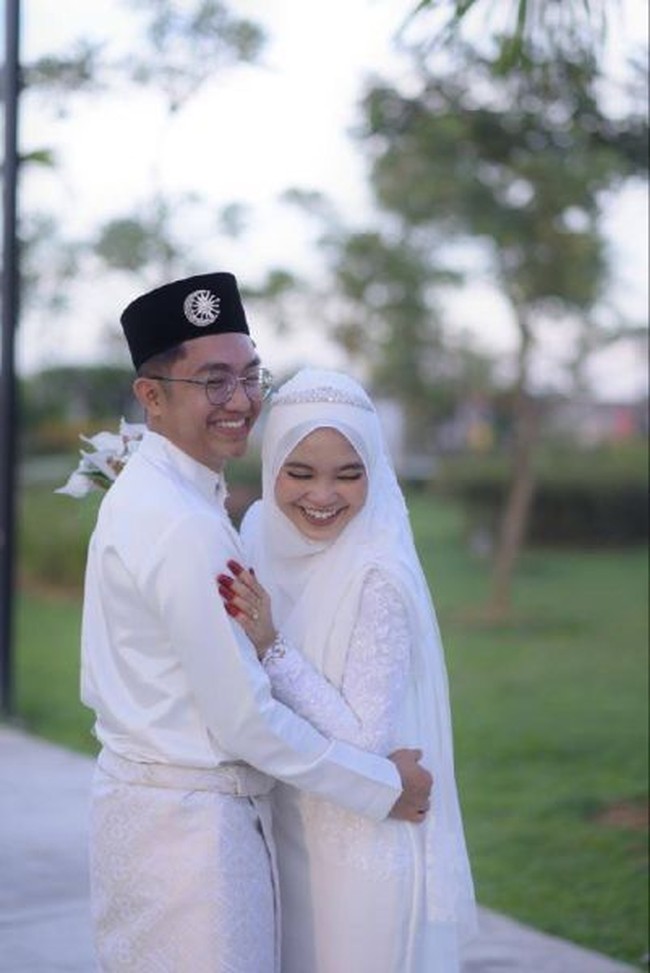 Obrolan awalnya membahas soal ban mobil kemudian bersambung dengan masalah pribadi masing-masing. Mulai dari situ awalnya berkembang untuk mengenal lebih dalam. Satu bulan kemudian kami semakin dekat, kata Nasywaa. Wanita yang berasal dari Malaysia ini menuturkan pada Januari 2022 menggelar acara lamaran. Dan baru pada awal Desember 2022 mereka menikah. Awalnya sebelum berjodoh, orang mengatakan tidak ada yang mustahil. Saya dan suami beda usia 10 tahun, dia 28, dan saya 18 tahun. Awal mula mencari kerja, tidak menyangka bertemu jodoh, ujarnya. Foto: Dok. TikTok @Nur Iinaas Nasywaa.