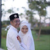 Obrolan awalnya membahas soal ban mobil kemudian bersambung dengan masalah pribadi masing-masing. Mulai dari situ awalnya berkembang untuk mengenal lebih dalam. Satu bulan kemudian kami semakin dekat, kata Nasywaa. Wanita yang berasal dari Malaysia ini menuturkan pada Januari 2022 menggelar acara lamaran. Dan baru pada awal Desember 2022 mereka menikah. Awalnya sebelum berjodoh, orang mengatakan tidak ada yang mustahil. Saya dan suami beda usia 10 tahun, dia 28, dan saya 18 tahun. Awal mula mencari kerja, tidak menyangka bertemu jodoh, ujarnya. Foto: Dok. TikTok @Nur Iinaas Nasywaa.