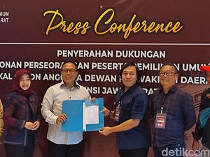 Komeng Daftarkan Diri Jadi Bacalon DPD RI