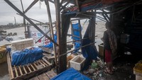 Dampak gelombang tinggi disertai angin kencang yang terjadi di perairan Selat Sunda tersebut mengakibatkan tembok penahan gelombang rusak dan puluhan warung yang berada di pesisir kawasan itu terbawa gelombang.