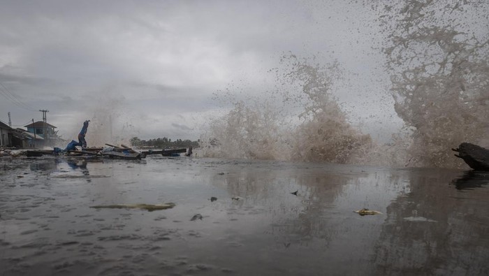 Kondisi Teluk Labuan Usai Diterjang Gelombang Tinggi Seorang anak bermain saat gelombang tinggi menerjang Teluk Labuan di Pandeglang, Banten, Kamis (29/12/2022). Dampak gelombang tinggi disertai angin kencang yang terjadi di perairan Selat Sunda tersebut mengakibatkan tembok penahan gelombang rusak dan puluhan warung yang berada di pesisir kawasan itu terbawa gelombang. ANTARA FOTO/Muhammad Bagus Khoirunas/rwa.
